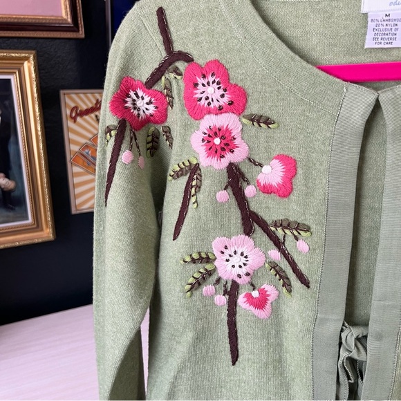Green Lambswool Floral Embroidered Cardigan Medium - Picture 2 of 7